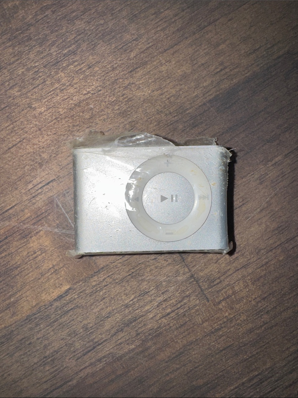 Apple iPod Shuffle 2nd Generation - Silver - Unused -Original Plastic + Charger